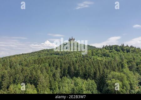 Luftdrohnenaufnahme der Burg Medival Hohenzollern auf einem Hügel in der Nähe Stuttgart am Sommermittag Stockfoto