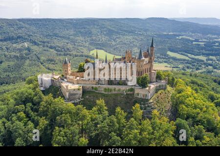 Luftdrohnenaufnahme der Burg Medival Hohenzollern auf einem Hügel in der Nähe Stuttgart am Sommermittag Stockfoto