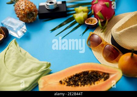 Sonnenbrille, Hut, Kamera, Obst und Kleidung Stockfoto