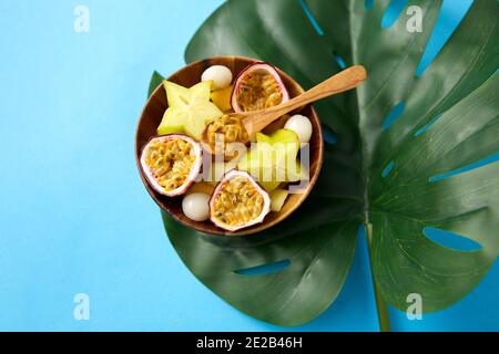 Mischung von exotischen Früchten in Holzplatte mit Löffel Stockfoto