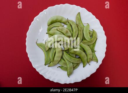 Hyazinthe Bohnen bekannt als indische Papdi oder Valor Bohnen in der Herstellung Mischung veg gujarati cuisne undhiyu verwendet. Traditionelle asiatische tropische Gemüse Stockfoto