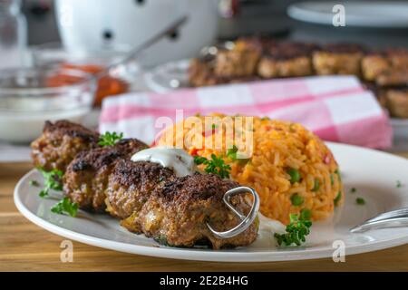 Fleischball-Spieß mit tzaziki und Reis auf einem Teller Stockfoto