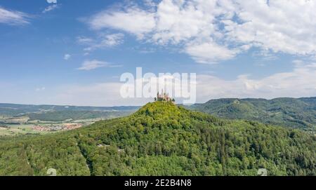 Luftdrohnenaufnahme der Burg Medival Hohenzollern auf einem Hügel in der Nähe Stuttgart am Sommermittag Stockfoto