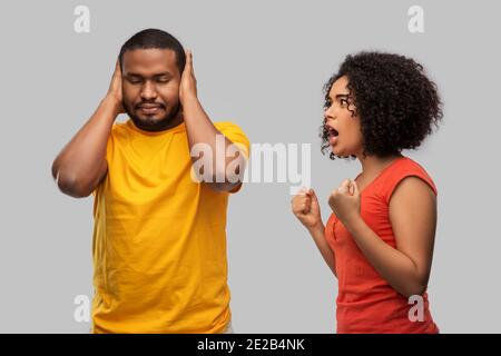 afroamerikanisches Paar mit Argument Stockfoto