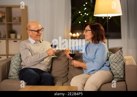 gerne älteres Paar mit Gläser Rotwein Stockfoto