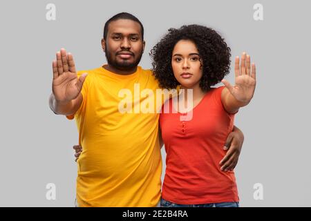 afroamerikanisches Paar zeigt Stop-Geste Stockfoto
