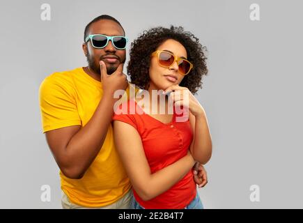 afrikanisches Paar in Sonnenbrillen denken Stockfoto