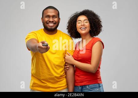 afroamerikanisches Paar mit fernbedienung Stockfoto