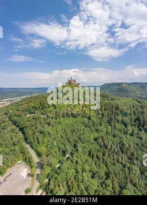 Luftdrohnenaufnahme der Burg Medival Hohenzollern auf einem Hügel in der Nähe Stuttgart am Sommermittag Stockfoto