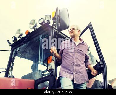 Alter Mann oder Landwirt aus Traktor auf der farm Stockfoto