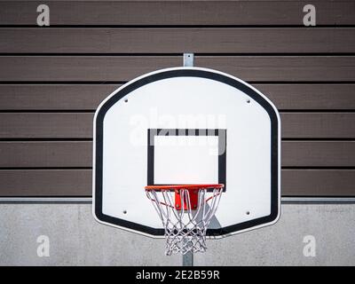 Basketballkorb mit Holzhintergrund auf der freien Luft Stockfoto