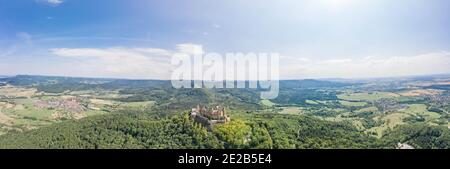 Panorama Luftaufnahme der Burg Medival Hohenzollern auf einem Hügel in der Nähe Stuttgart am Sommermittag Stockfoto