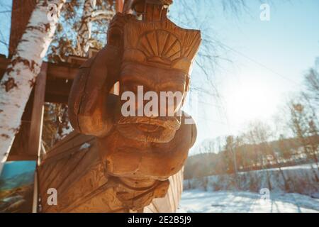 Holzfigur eines bärtigen Mannes auf dem Bogen von Das Schiff Stockfoto