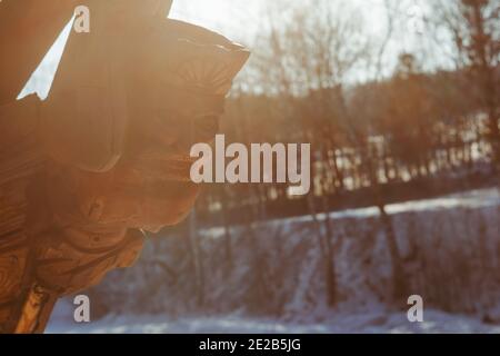 Holzfigur eines bärtigen Mannes auf dem Bogen von Das Schiff Stockfoto