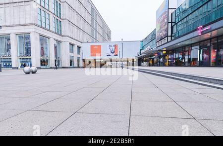 Berlin, Deutschland. Januar 2021. Alexanderplatz ist leer. Berliner dürfen sich künftig nur noch 15 Kilometer von der Stadtgrenze entfernen. Nach Angaben der Deutschen Presse-Agentur hat sich der Senat in seiner Sitzung am Dienstag auf eine entsprechende Einschränkung der Freizügigkeit angesichts der weiterhin hohen Zahl neuer Corona-Infektionen geeinigt. Quelle: Annette Riedl/dpa/Alamy Live News Stockfoto