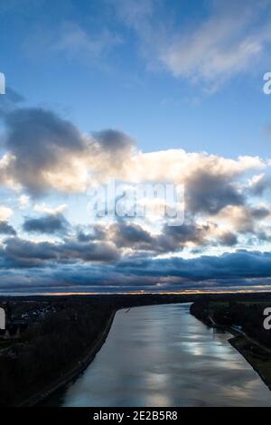 Kiel, Deutschland. Januar 2021. Der Sonnenuntergang ist mit dichten, dunklen Wolken über dem Nord-Ostsee-Kanal zu sehen. Kredit: Frank Molter/dpa/Alamy Live Nachrichten Stockfoto