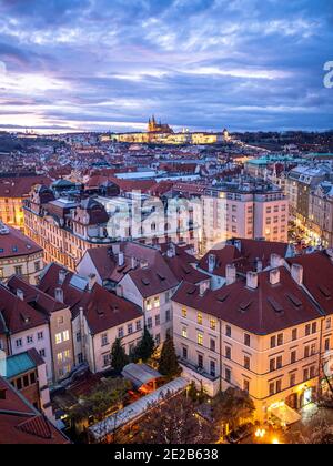 Nachtansicht über Weihnachten Prag Stadt in der Tschechischen Republik Stockfoto