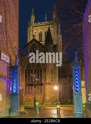 Hereford Cathedral beleuchtet unter dem Nachthimmel, Herefordshire UK. Dezember 2020 Stockfoto