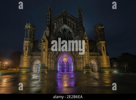 Hereford Cathedral beleuchtet unter dem Nachthimmel, Herefordshire UK. Dezember 2020 Stockfoto