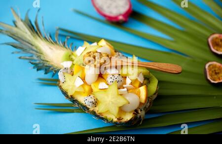 Mischung von exotischen Früchten in Ananas mit Löffel Stockfoto