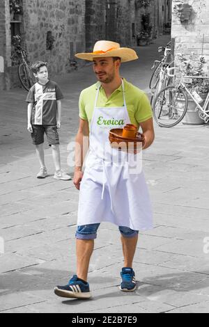 Einkehr in Montisi für Radfahrer, die sich an der Eroica Montalcino, Siena, Toskana, Italien im Mai Stockfoto