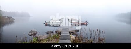 Panoramabild des nebligen Morgens auf dem Pier mit dem Boote Stockfoto