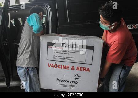 Medan, Nord-Sumatra, Indonesien. Januar 2021. Arbeiter tragen Kisten mit dem Impfstoff Sinovac Biotech COVID-19, die an medizinische Einrichtungen in der Provinz Nord-Sumatra in Medan verteilt werden. Der indonesische Präsident Joko Widodo hat die erste Injektion erhalten, die den Beginn des größten Impfprogramms Südostasiens markiert. Covid-19 mit dem Sinovac Biotech-Impfstoff zu bekämpfen, um den Rekordanstieg der Infektionen zu reduzieren. Quelle: Albert Ivan Damanik/ZUMA Wire/Alamy Live News Stockfoto