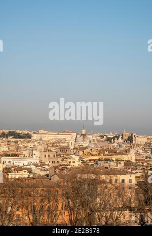 Blick über die Dächer hinunter auf das Zentrum von Rom, Italien, von Trastevere. Pantheon, Chiesa Nuova, Kirche Sant' Agnese. Smog sichtbar über der Stadt. Stockfoto