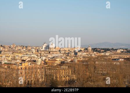 Blick auf das Zentrum von Rom, Italien, von Trastevere, über den Tiber. Denkmal für Vittorio Emanuele II und die Kirche Sant Andrea della Valle. Stockfoto