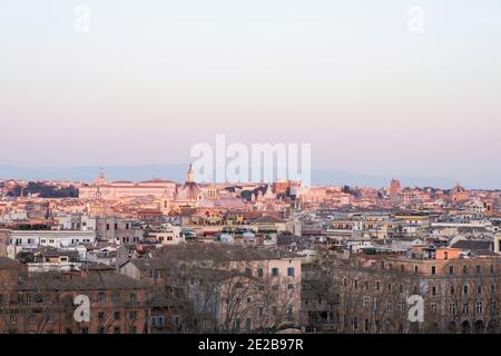 Stimmungsvoller Blick in der Morgendämmerung über das Zentrum von Rom, Italien, von Trastevere über den Tiber. Das Pantheon, die Chiesa Nuova und die Kirche Sant' Agnese. Stockfoto