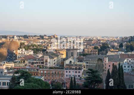 Blick über Trastevere, Rom, Italien, zu den Kirchen auf dem Aventin-Hügel am fernen Horizont. Stockfoto