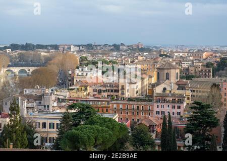 Blick über die Dächer von Trastevere, Rom, mit Blick nach Südosten auf die Kirchen auf dem Aventin-Hügel. Stockfoto