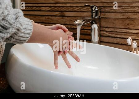 Nahaufnahme einer Person, die sich die Hände wascht Stockfoto