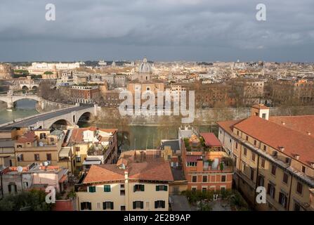 Blick über den Tiber auf das Zentrum von Rom von Trastevere. Die Kirche von San Giovanni Battista dei Fiorentini am Flussufer. Stockfoto