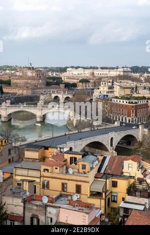 Luftaufnahme von Trastevere, Rom, Italien, zu Brücken über den Tiber und die Engelsburg. Stockfoto