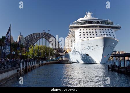 Ein Kreuzfahrtschiff liegt im Hafen von Sydney, mit der Harbour Bridge im Hintergrund, Sydney, Australien. Stockfoto