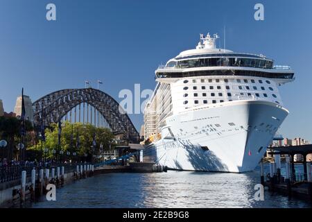 Ein Kreuzfahrtschiff liegt im Hafen von Sydney, mit der Harbour Bridge im Hintergrund, Sydney, Australien. Stockfoto