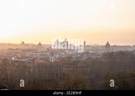 Blick auf die Skyline von Rom, Italien, von Trastevere bei Sonnenaufgang. Berühmte Sehenswürdigkeiten sind das Vittorio Emanuele Monument und die Kirche Sant' Andrea della Valle Stockfoto