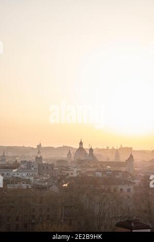 Blick auf die Skyline von Trastevere auf Rom, Italien. Berühmte Wahrzeichen sind die Kirchen Chiesa Nuova und Sant'Agnese und die Pantheon-Kuppel. Stockfoto