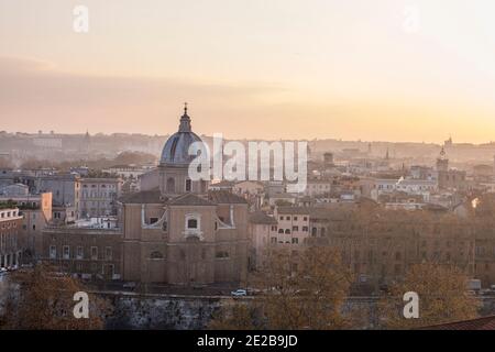 Blick hinunter auf Rom, Italien, von Trastevere bei Sonnenaufgang. Kirche San Giovanni Battista dei Fiorentini am Tiber im Vordergrund Stockfoto