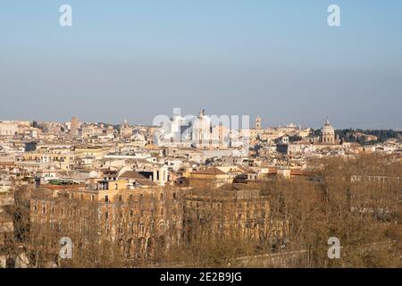 Blick über die Dächer von Rom, Italien, von Trastevere. In der Mitte: Vittorio Emanuele Denkmal und Kirche von Sant' Andrea della Valle Stockfoto