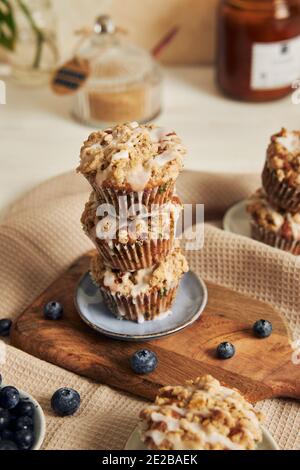 Vertikale Aufnahme von leckeren veganen Heidelbeer-Muffins auf einem dekoriert Tabelle Stockfoto