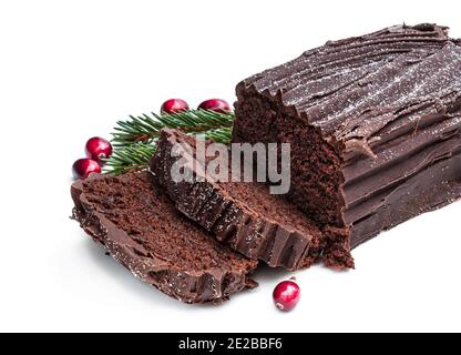 Weihnachts-yule-Torte mit Schokoladencreme und Preiselbeere isoliert Auf Weiß Stockfoto