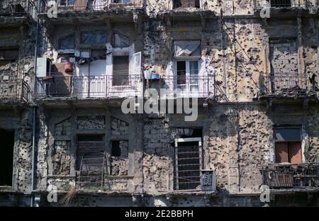 18. September 1993 nach 15 Jahren Bürgerkrieg geht das Leben in einem Gebäude in der Nähe der Grünen Linie in Beirut weiter. Stockfoto