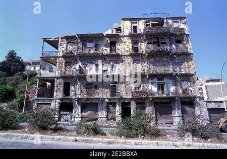 18. September 1993 nach 15 Jahren Bürgerkrieg geht das Leben in einem Gebäude in der Nähe der Grünen Linie in Beirut weiter. Stockfoto