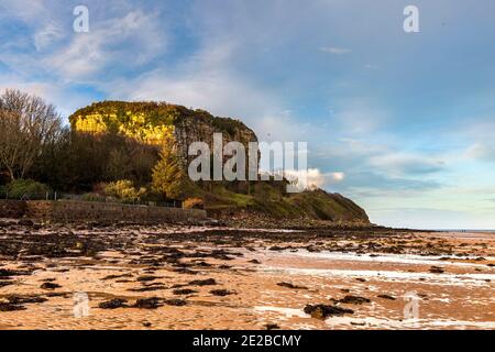 Ein Blick am späten Nachmittag auf Castell Mawr Rock auf Red Wharf Bay bei Ebbe im Winter, Anglesey, Wales Stockfoto