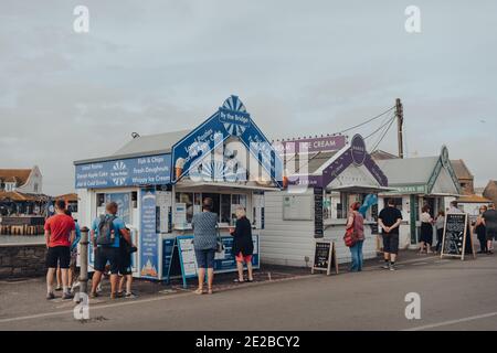 Eype Beach, Großbritannien - 25. Juli 2020: Menschen kaufen Essen zum Mitnehmen an Imbissständen West Bay, eine kleine Hafensiedlung und Resort am Ärmelkanal Stockfoto