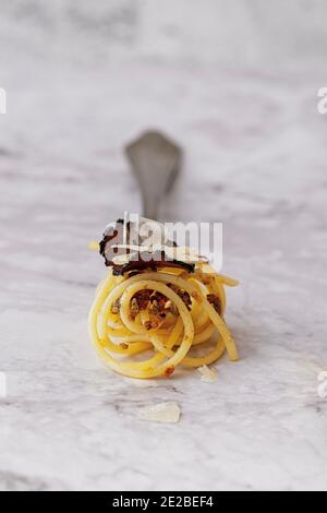 Trüffelspaghetti auf einer Gabel angeordnet, isoliert, Text Freiraum Stockfoto