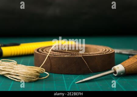 Nahaufnahme der Arbeitswerkzeuge des Lederarbeiters auf die Arbeit eines Handwerkers Tabelle Stockfoto