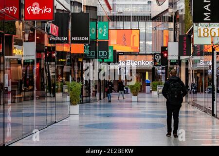 DEN HAAG, NIEDERLANDE - JANUAR 13: Blick auf eine fast menschenleere Einkaufsstraße im Stadtzentrum am 13. Januar 2021 in Den Haag, Niederlande. Am Dienstagabend kündigte Premierminister Mark Rutte an, dass die derzeitige strikte Coronavirus-Sperre bis zum 9. Februar verlängert wird. (Foto von Niels Wenstedt/BSR Agency/Alamy Live News) Stockfoto